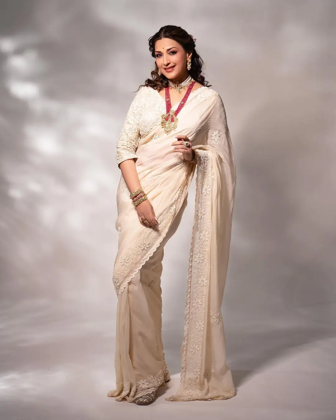 SONALI BENDRE MESMERIZING LOOKS IN BEAUTIFUL WHITE SAREE 3